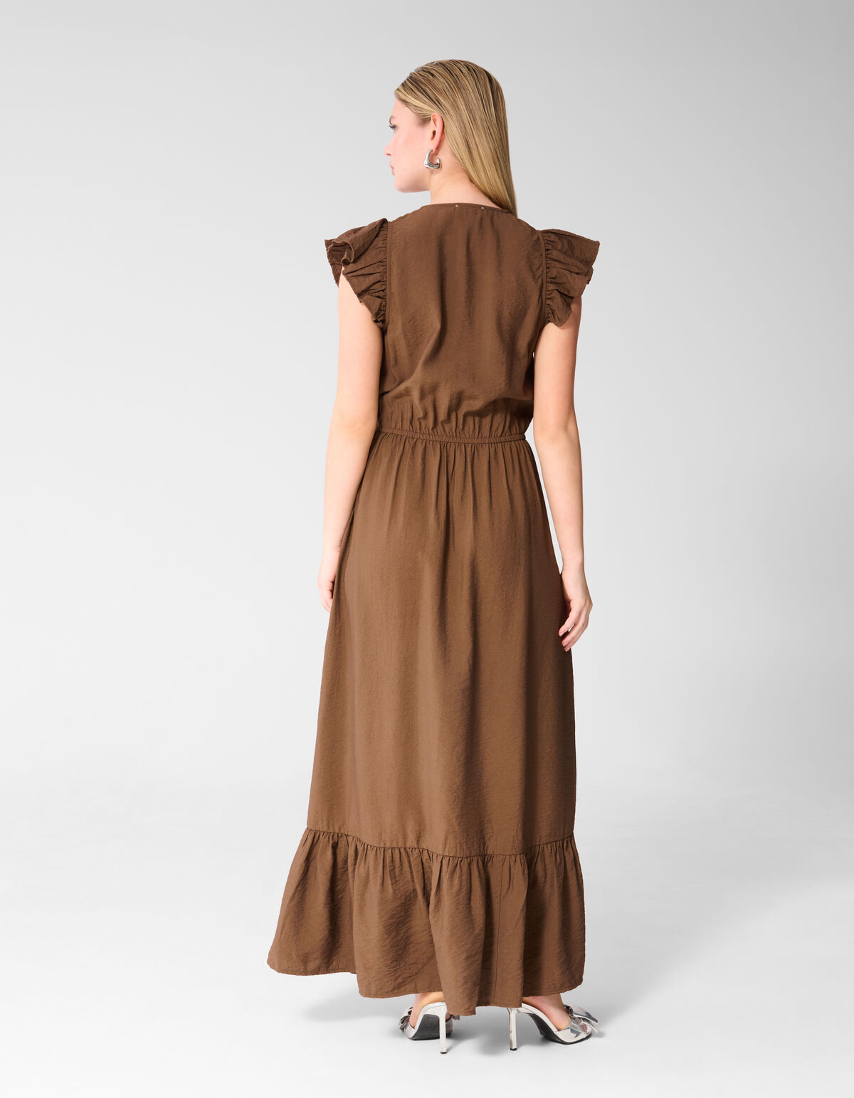 Ruffle V-hals Maxi Jurk Donkerbruin SHOEBY WOMEN